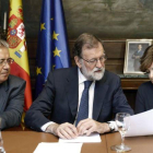 El presidente del Gobierno  Mariano Rajoy , junto al ministro del Interior  Juan Ignacio Zoido  y la vicepresidenta Soraya Saenz de Santamaria.