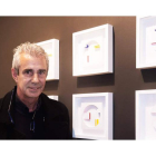 El artista leonés afincado en Madrid Luis Pérez Vega posa con algunas de las obras de la exposición. CUEVAS