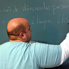 Imagen de un profesor durante una clase de lengua leonesa. PEIO GARCÍA