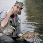 Un aficionado a la pesca sin muerte disfruta de una buena jornada en un tramo libre del río Esla