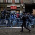 Periodistas, policías y decenas de simpatizantes, ante la sede del PSOE en Madrid.