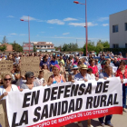 Manifestación para protestar por la falta de consultas médicas, convocada por el ayuntamiento de Matanza de los Oteros, celebrada en Valencia de Don Juan (León)