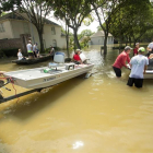Voluntarios fueron registrados este viernes al ayudar a residentes a volver a sus casas por algunas pertenencias, tras las lluvias que provocó a su paso el huracán Harvey, en Houston (Texas, EE.UU.).