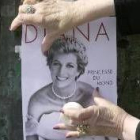 Una mujer coloca una imagen de Diana en el aniversario de su muerte