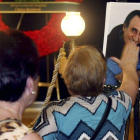 Seguidores de Manolo Escobar se despiden ante su imagen en la capilla ardiente con los restos mortales del cantante, ayer.
