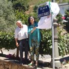 Constantino Valle y María Teresa Mata descubriendo la placa. DL