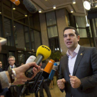 Alexis Tsipras habla con la prensa en un receso de la cumbre europea, este jueves en Bruselas.