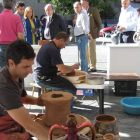 El alcalde y otros miembros de la corporación (al fondo) en la inauguración de la feria.