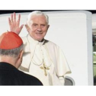 El papa Benedicto XVI se despide de Santiago en el aeropuerto de la ciudad compostelana.