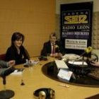 Eduardo Fernández, María Teresa González y Miguel Martínez, junto con la moderadora Nuria González