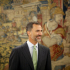 El Rey Felipe VI durante la audiencia que ha ofrecido hoy en el Palacio de la Zarzuela a Eduardo Torres Dulce, Fiscal General del Estado.