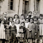 Alumnos y maestro de la escuela de Utrero. CORTESÍA DE ABUNDIO LLAMAZARES