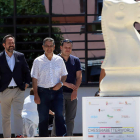 Alfonso Cendón, junto al secretario de Transportes, Movilidad y Agenda Urbana en el Congreso, César Ramos, ayer, en León. PEIO GARCÍA