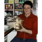 Raquel Álvarez muestra el ejemplar de seta de concha de 4,5 kilogramos