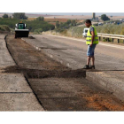 Corte sobre el asfalto de la plataforma izquierda de la León-Benavente, en el tramo inicial de las obras. RAMIRO