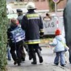 Policías y bomberos ayudaron a evacuar el colegio con el fin de evitar males mayores