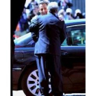 Sarkozy abraza a Kaczynski en una visita a Polonia
