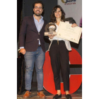 Carazo entrega el premio a Celia Santos Tapia. F. OTERO PERANDONES