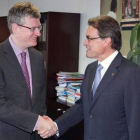 El 'president', Artur Mas, estrecha la mano del comisario de Empleo europeo, Lazslo Andro, este lunes, 30 de septiembre, en Bruselas.