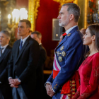 El rey Felipe y la reina Letizia, durante la recepción a autoridades con motivo de la celebración de la Pascua Militar este viernes en el Palacio Real. J. J. GUILLÉN