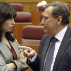 Mateos conversa con Ana Redondo antes del Pleno de ayer.