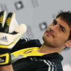 Iker Casillas ayer durante la presentación de sus nuevos guantes y botas.
