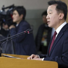 Jeong Koon-hee hace una declaración a la prensa sobre el grupo de 13 norcoreanos que han desertado a Seúl, este viernes.