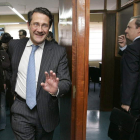 Conde Roa, con su abogado, en la sede local del PP.