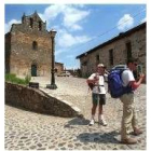 Peregrinos junto a la iglesia de Santiago, en Villafranca del Bierzo