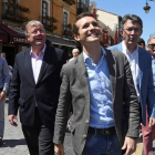 Pablo Casado, candidato a la presidencia del Partido Popular, junto al alcalde de León, Antonio Silván (i), y el presidente de la Diputación y del PP de León, Juan Martínez Majo (d),durante su visita para hacer campaña en apoyo de su candidatura