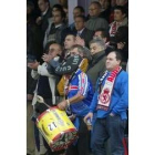 Magín, con su bombo, contagia al resto de la afición culturalista