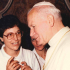 La monja leonesa Esther Paniagua con el papa Juan Pablo II.