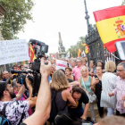 Un cámara de la televisión catalana es increpado durante la concentración en Barcelona. MARTA PÉREZ
