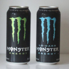 Dos latas de la bebida energética Monster Energy.