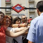 El conductor de la línea 118 de la EMT de Madrid, mientras atendía a los medios.