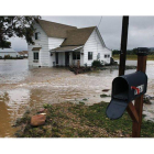 Una vivienda rodeada de agua en un barrio evacuado de Hygeine (Colorado).