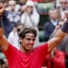 El español levanta los brazos entre llantos tras ganar a Nole.