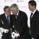 Florentino, junto a Ancelotti y Cristiano, cuya fiesta ha levantado una gran polvareda