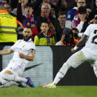 Karim Benzema, autor de tres de los cuatro goles del Real Madrid, celebra junto a Vinicius una de sus dianas al FC Barcelona. SIU WU