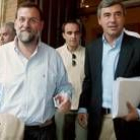 Rajoy y Acebes abandonan el Parador Nacional de Tordesillas tras celebrar su cónclave estratégico