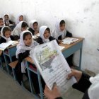 Un grupo de niños afganos acuden a clase, en una imagen de archivo.