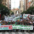 Multitudinaria manifestación en la capital leonesa contra la línea Sama-Velilla.