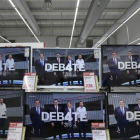Televisores de un centro comercial ofreciendo el debate a cuatro que emitieron el lunes, 13 de junio, 17 televisiones de toda España simultáneamente.
