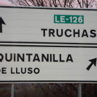 Imagen del nuevo cartel que indica el desvío a Quintanilla de Yuso.