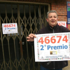 Juan José, responsable del supermercado el Faro de Tudela de Duero (Valladolid), muestra el número del segundo vendido en su establecimiento