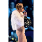 Miley Cyrus, ídolo de adolescentes, suscitó una reciente polémica al encender lo que parece un porro durante los premios MTV.