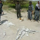 La policía retira una bomba de una carretera del distrito de Khan Abab.