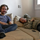 Nelson Bisbal (izquierda), ingeniero de 31 años, es uno de los muchos profesionales cualificados que comparten piso en Barcelona. A la derecha, uno de sus compañeros de vivienda, Carles Roman