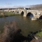 El río Órbigo, a su paso por Hospital, cuya depuración quedará garantizada el año que viene.