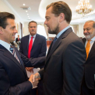Leonardo DiCaprio saluda al presidente de México, Enrique Peña Nieto, ante la mirada de Carlos Slim.
